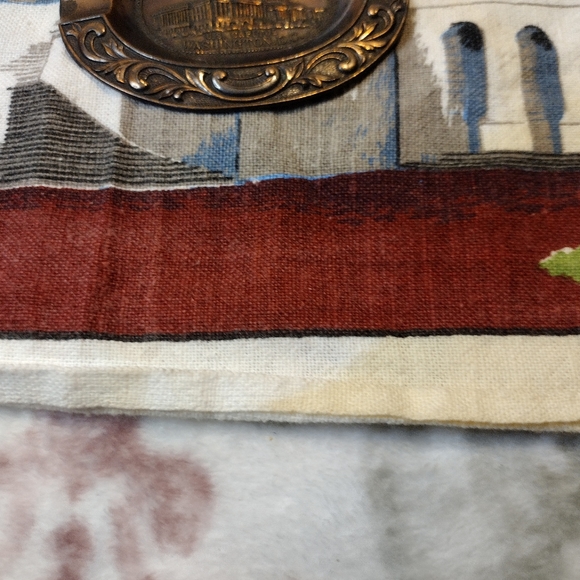 Vintage U.S. Capitol Building Souvenir Ashtray And Small Towel. Has Wear Stains. - Picture 5 of 7